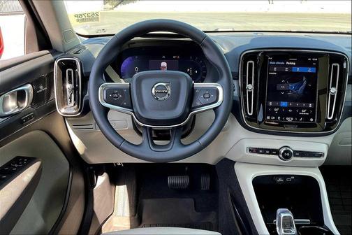2024 Volvo XC40 B5 Plus Bright Theme