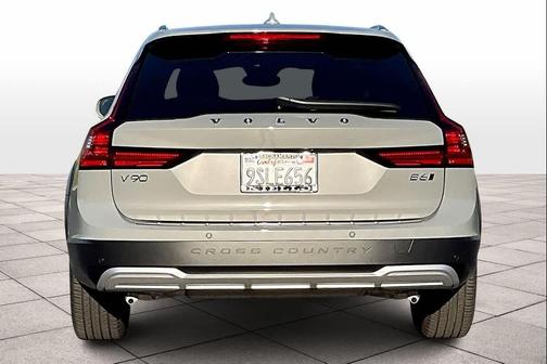 2025 Volvo V90 Cross Country B6 Plus