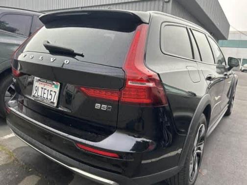 2025 Volvo V60 Cross Country Plus, B5 AWD Gas (mild hybrid)