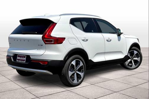 2025 Volvo XC40 B5 Plus Bright Theme