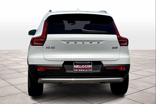 2025 Volvo XC40 B5 Plus Bright Theme