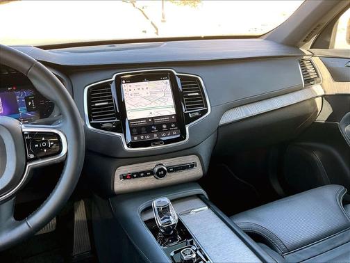 2024 Volvo XC90 Recharge Plug-In Hybrid T8 Ultimate Bright Theme 7-Seater