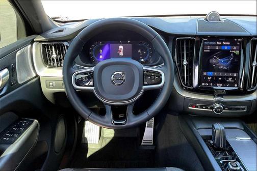 2022 Volvo XC60 B6 R-Design