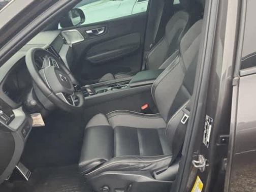 2022 Volvo XC60 B6 R-Design