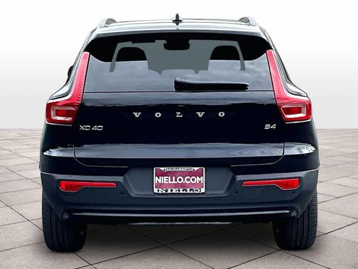 2026 Volvo XC40 Core, B4 FWD Gas (mild hybrid), Dark