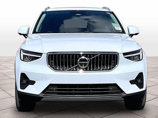 2025 Volvo XC40 B5 Plus Bright Theme