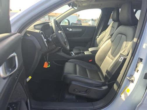 2025 Volvo XC40 B5 Plus Bright Theme