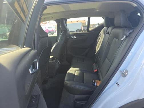 2025 Volvo XC40 B5 Plus Bright Theme