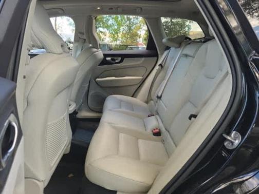 2023 Volvo XC60 Recharge Plug-In Hybrid T8 Plus Bright Theme