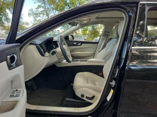 2023 Volvo XC60 Recharge Plug-In Hybrid T8 Plus Bright Theme