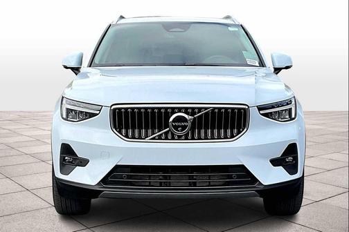 2025 Volvo XC40 B5 Plus Bright Theme