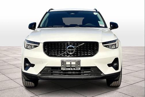 2025 Volvo XC40 B5 Plus Dark Theme