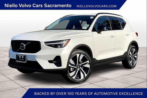 2025 Volvo XC40 B5 Plus Dark Theme