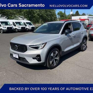 2024 Volvo XC40 B5 Core Dark Theme