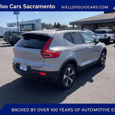 2024 Volvo XC40 B5 Core Dark Theme