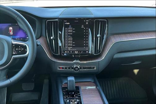 2023 Volvo XC60 B5 Plus Dark Theme