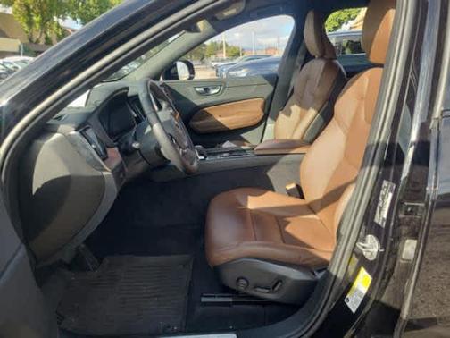 2023 Volvo XC60 B5 Plus Dark Theme