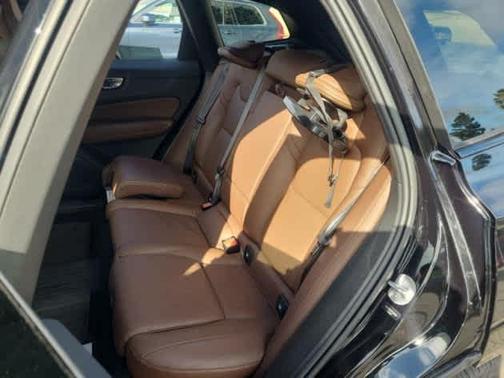 2023 Volvo XC60 B5 Plus Dark Theme