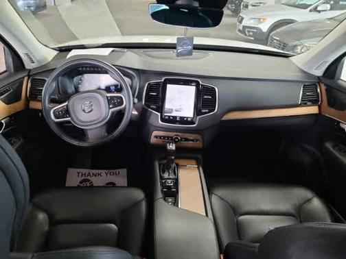 2022 Volvo XC90 T6 Momentum