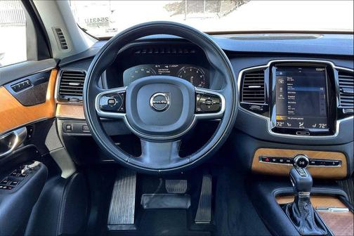 2022 Volvo XC90 T6 Momentum