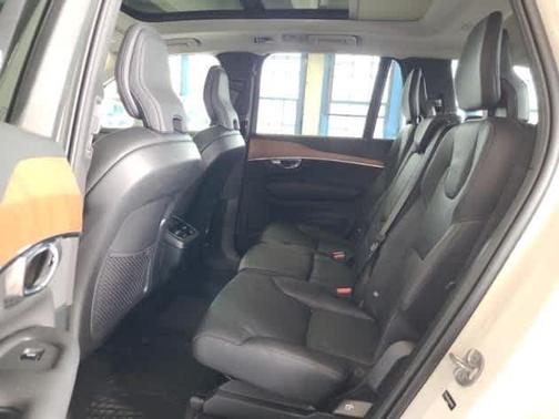 2022 Volvo XC90 T6 Momentum
