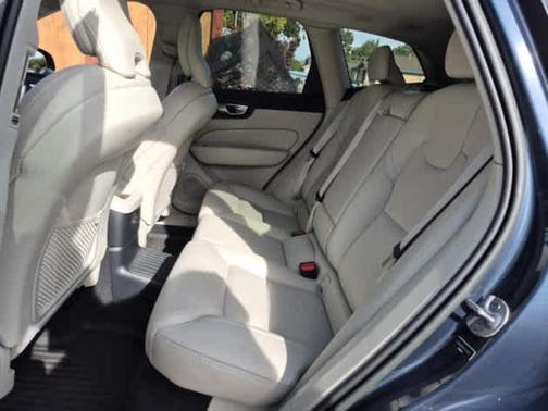 2023 Volvo XC60 Recharge Plug-In Hybrid T8 Ultimate Dark Theme