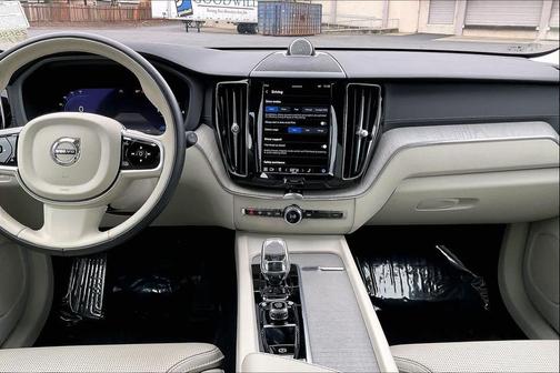 2023 Volvo XC60 Recharge Plug-In Hybrid T8 Ultimate Dark Theme