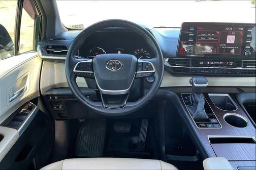2022 Toyota Sienna XLE 8 Passenger