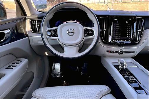 2023 Volvo XC60 Recharge Plug-In Hybrid T8 Ultimate Bright Theme