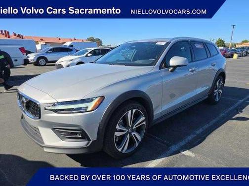 2025 Volvo V60 Cross Country Plus, B5 AWD Gas (mild hybrid)