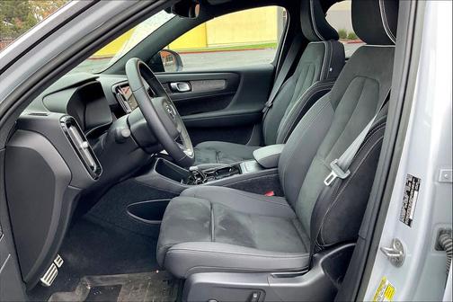 2022 Volvo XC40 Recharge Pure Electric P8 Twin Ultimate