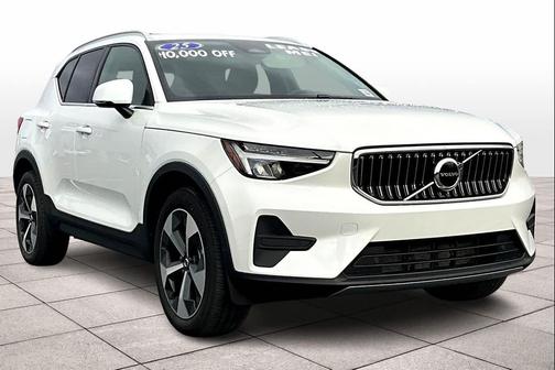 2025 Volvo XC40 B5 Core Bright Theme
