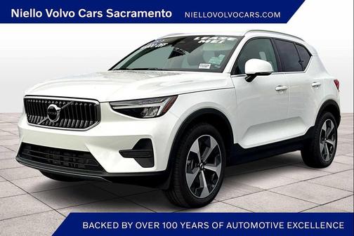 2025 Volvo XC40 B5 Core Bright Theme