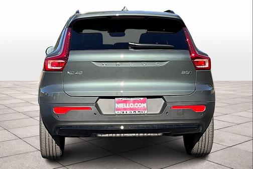 2026 Volvo XC40 Plus, B5 AWD Gas (mild hybrid), Dark