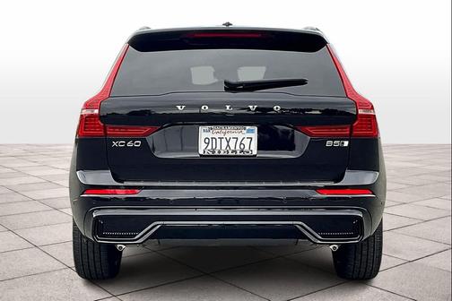 2023 Volvo XC60 B5 Ultimate Dark Theme