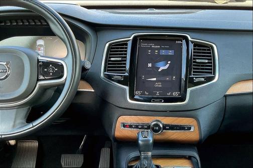 2022 Volvo XC90 T6 Momentum