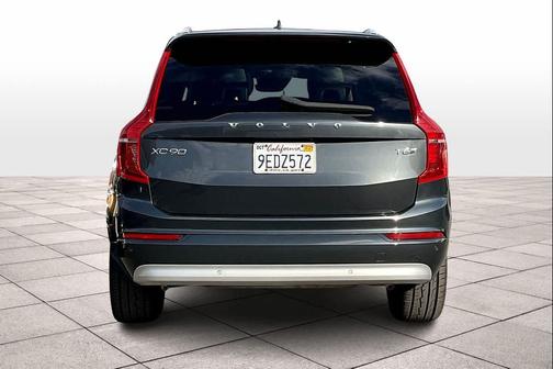 2022 Volvo XC90 T6 Momentum