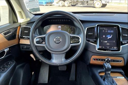 2022 Volvo XC90 T6 Momentum