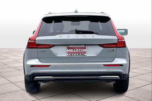 2025 Volvo V60 Cross Country Plus, B5 AWD Gas (mild hybrid)