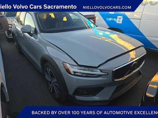 2025 Volvo V60 Cross Country Plus, B5 AWD Gas (mild hybrid)