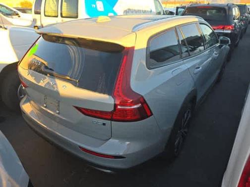 2025 Volvo V60 Cross Country Plus, B5 AWD Gas (mild hybrid)