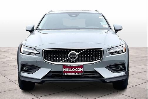 2025 Volvo V60 Cross Country Plus, B5 AWD Gas (mild hybrid)