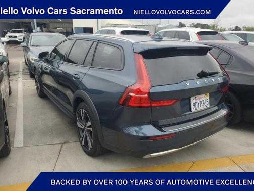 2023 Volvo V60 Cross Country B5 Plus
