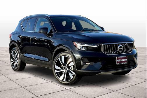 2025 Volvo XC40 B5 Plus Bright Theme