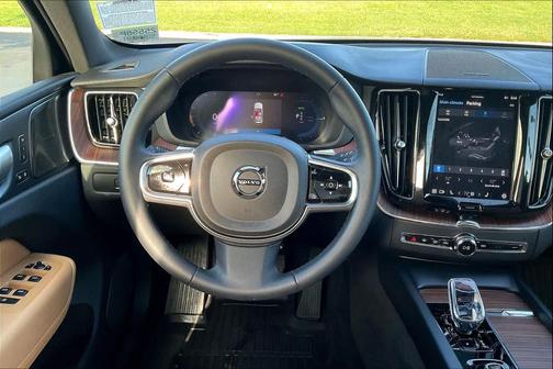 2024 Volvo XC60 Recharge Plug-In Hybrid T8 Ultimate Dark Theme