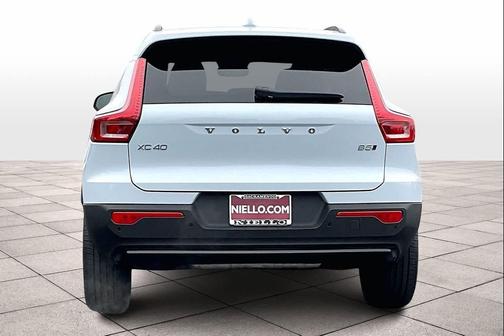 2026 Volvo XC40 Plus, B5 AWD Gas (mild hybrid), Dark