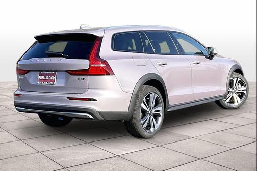 2026 Volvo V60 Cross Country Plus, B5 AWD Gas (mild hybrid)