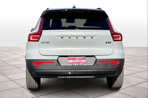 2026 Volvo XC40 B5 Ultra Black Edition