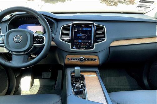 2025 Volvo XC90 B5 Plus