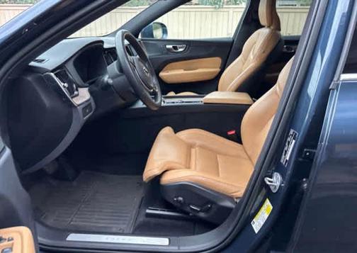 2023 Volvo XC60 B5 Ultimate Bright Theme